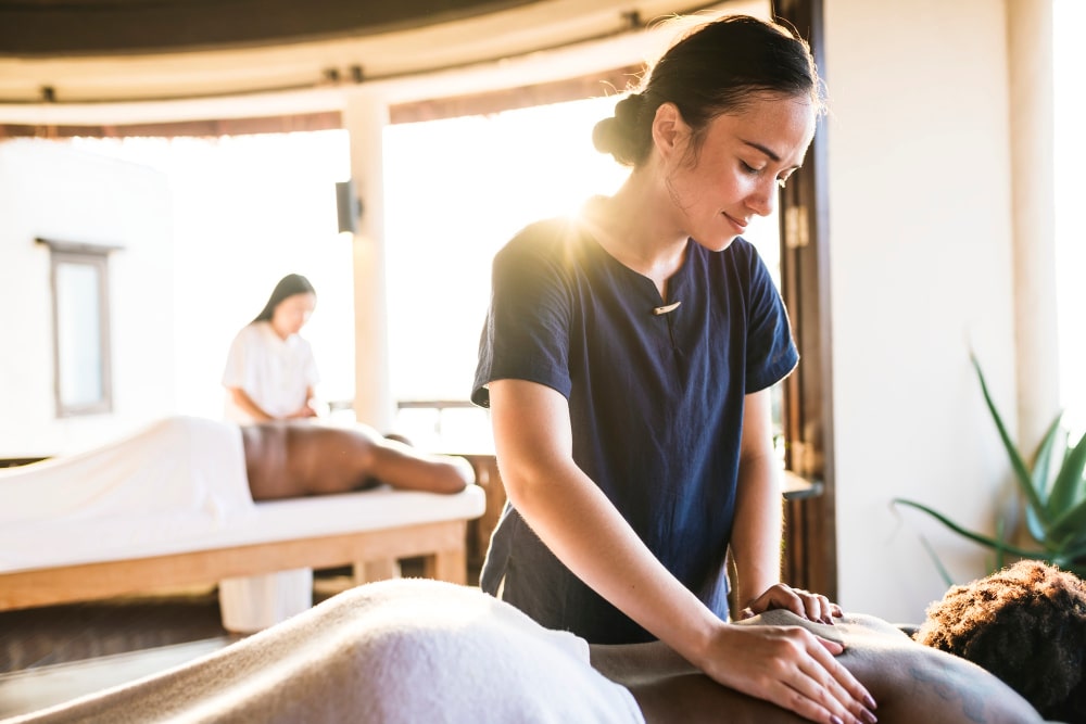 una massaggiatrice in un centro massaggi